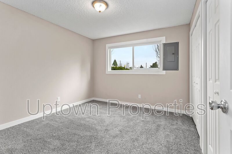 Top Floor 1 bed/1 bath + Off Street Parking + On Site Laundry + $500 off first 3 months rent property image