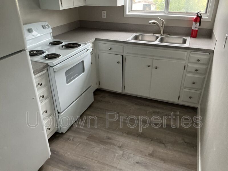 Top Floor 1 bed/1 bath + Off Street Parking + On Site Laundry + $500 off first 3 months rent property image