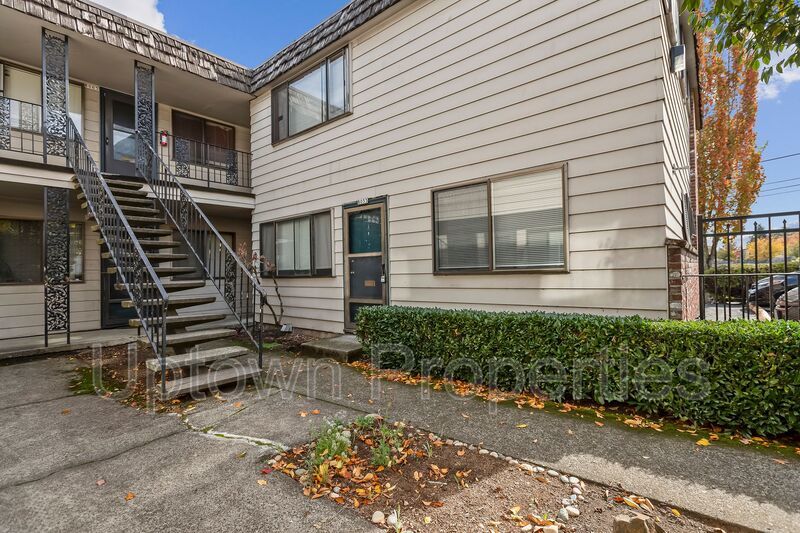 Top Floor 1 bed/1 bath + Off Street Parking + On Site Laundry + $500 off first 3 months rent property image