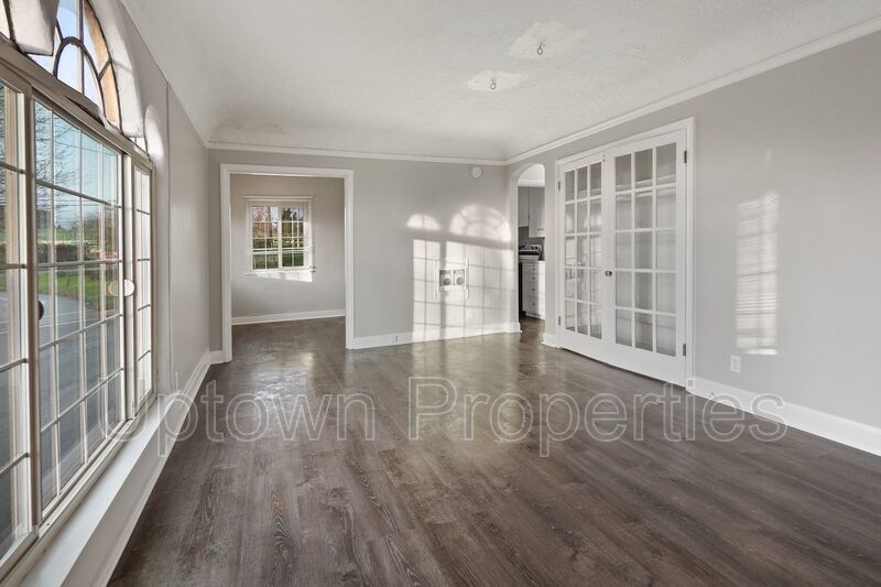Newly Renovated + Hardwood Floors in Spacious 1 Bed/1 Bath with PARKING INCLUDED!! property image