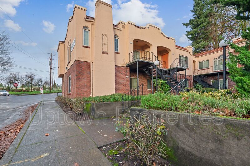 Newly Renovated + Hardwood Floors in Spacious 1 Bed/1 Bath with PARKING INCLUDED!! property image
