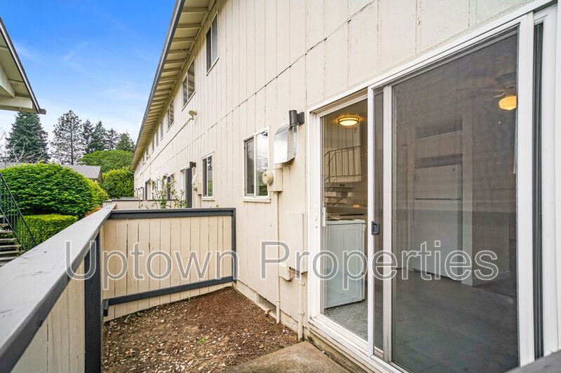 Renovated 2 bed 1 bath Townhome w/ Private Yard - Wood Floors + Laundry Onsite + JUNE RENT FREE! property image