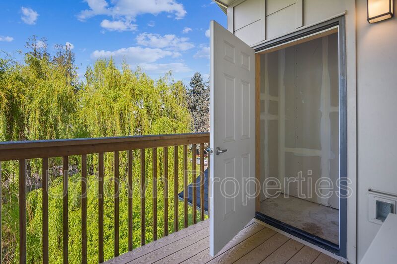 Early June Move-In for this Modern 1BD/1BTH 2nd floor apartment **corner apartment** property image