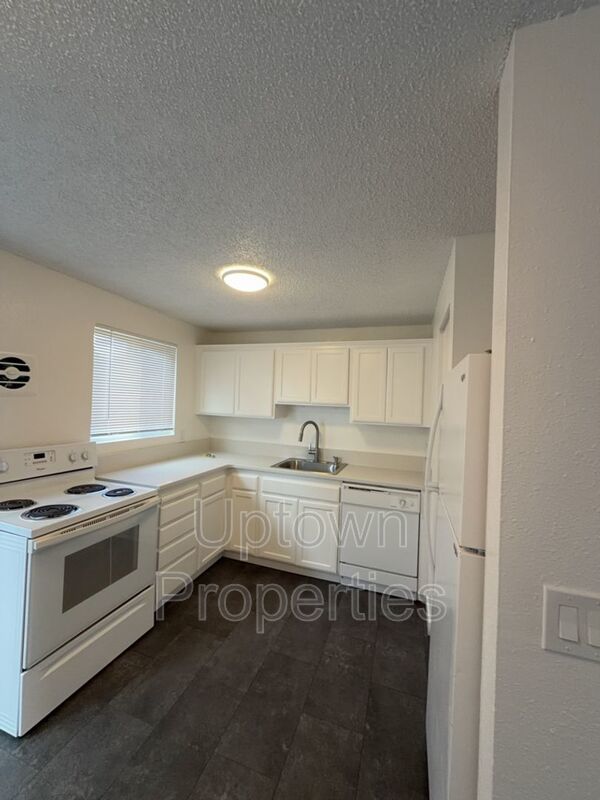 Renovated 2 bed 1 bath Townhome w/ Private Yard - Wood Floors + Laundry Onsite + $1000 rent credit property image