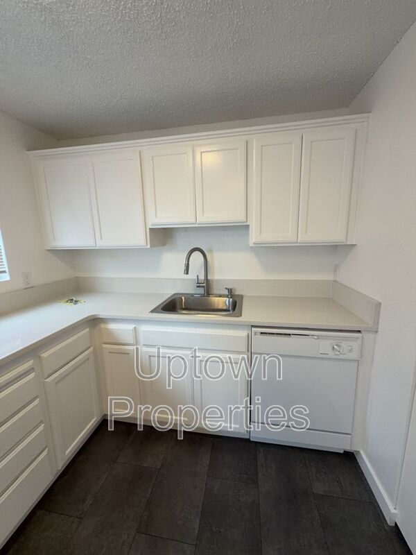 Renovated 2 bed 1 bath Townhome w/ Private Yard - Wood Floors + Laundry Onsite + $1000 rent credit property image