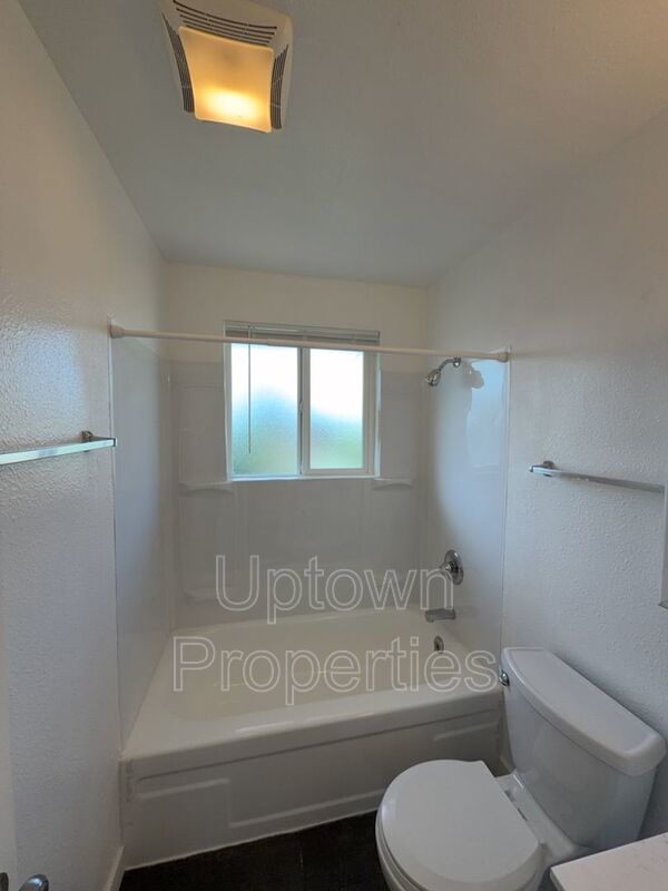 Renovated 2 bed 1 bath Townhome w/ Private Yard - Wood Floors + Laundry Onsite + $1000 rent credit property image