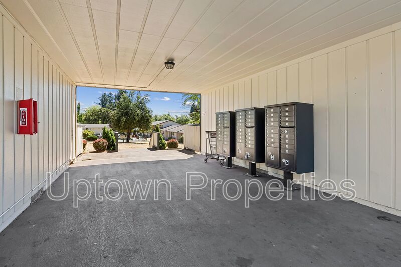 Renovated 2 bed 1 bath Townhome w/ Private Yard - Wood Floors + Laundry Onsite + $1000 rent credit property image