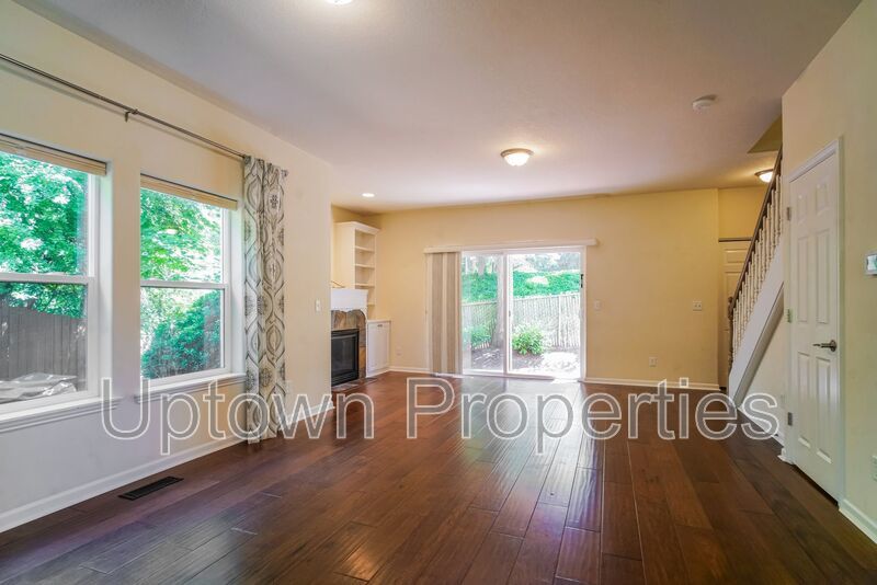 Multnomah Village 3BR 2.5bth Townhome | A/C, Garage, Small Yard & Near Parks + Trader Joe’s property image