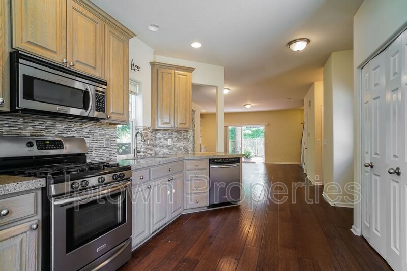 Multnomah Village 3BR 2.5bth Townhome | A/C, Garage, Small Yard & Near Parks + Trader Joe’s property image