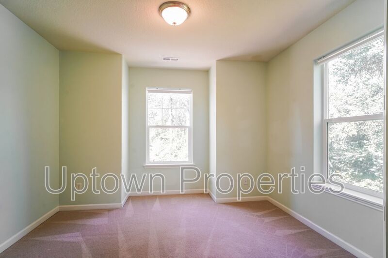 Multnomah Village 3BR 2.5bth Townhome | A/C, Garage, Small Yard & Near Parks + Trader Joe’s property image