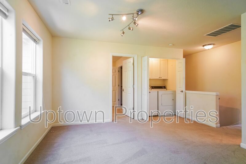 Multnomah Village 3BR 2.5bth Townhome | A/C, Garage, Small Yard & Near Parks + Trader Joe’s property image