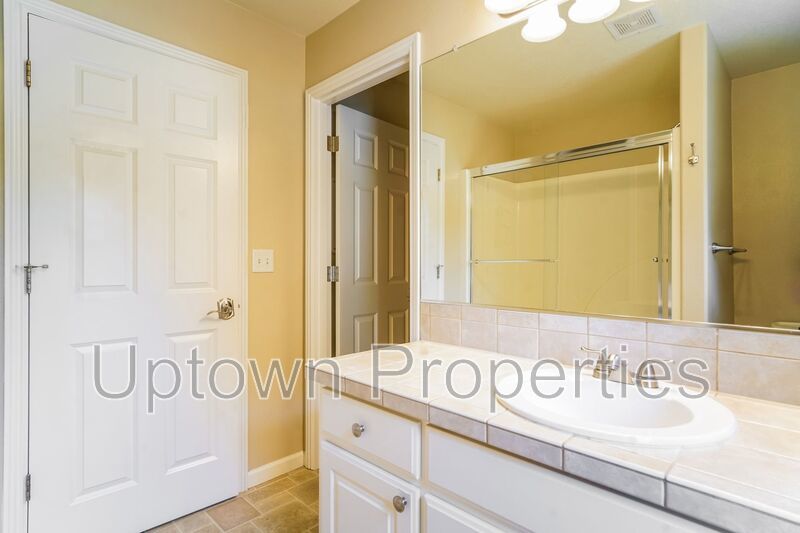 Multnomah Village 3BR 2.5bth Townhome | A/C, Garage, Small Yard & Near Parks + Trader Joe’s property image