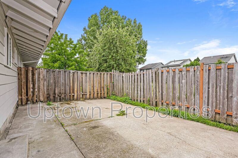 Cozy 1 BD/1 BTH Single Story + Private Patio + Fenced Yard + W/D Hookups property image