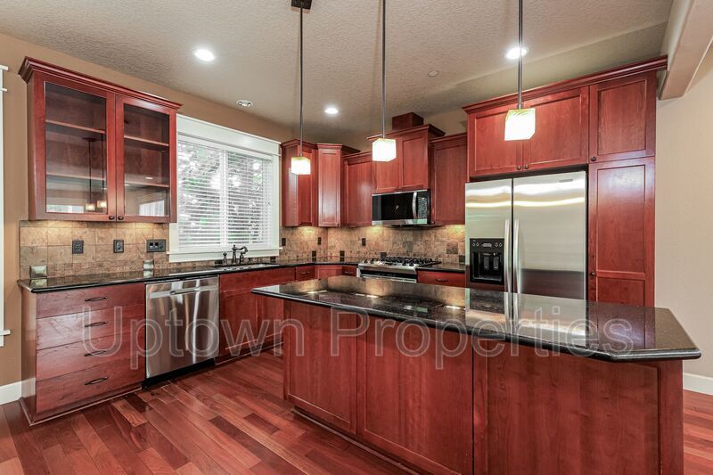 End unit 3BD 2.5BA + Loft +  Tri Level Townhouse w/Garage + AC + Balcony + Washer/Dryer property image