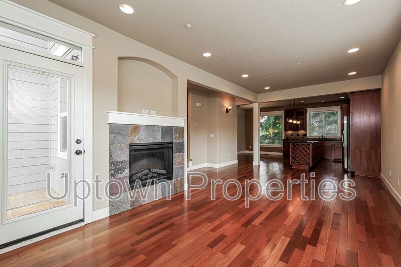 End unit 3BD 2.5BA + Loft +  Tri Level Townhouse w/Garage + AC + Balcony + Washer/Dryer property image