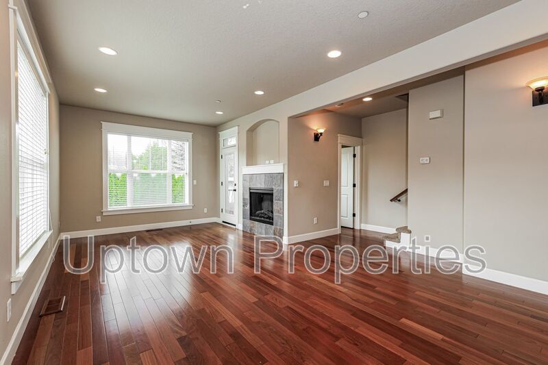 End unit 3BD 2.5BA + Loft +  Tri Level Townhouse w/Garage + AC + Balcony + Washer/Dryer property image