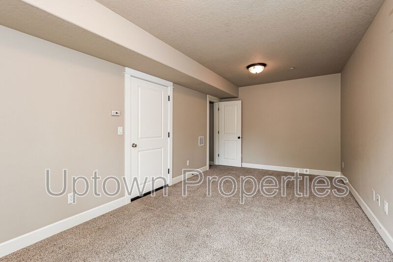 End unit 3BD 2.5BA + Loft +  Tri Level Townhouse w/Garage + AC + Balcony + Washer/Dryer property image