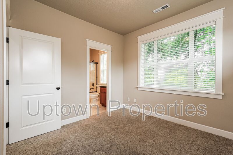 End unit 3BD 2.5BA + Loft +  Tri Level Townhouse w/Garage + AC + Balcony + Washer/Dryer property image