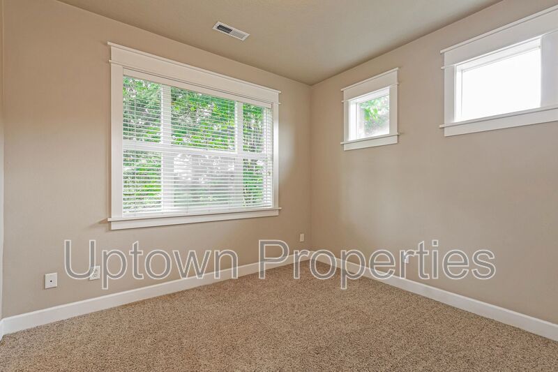 End unit 3BD 2.5BA + Loft +  Tri Level Townhouse w/Garage + AC + Balcony + Washer/Dryer property image