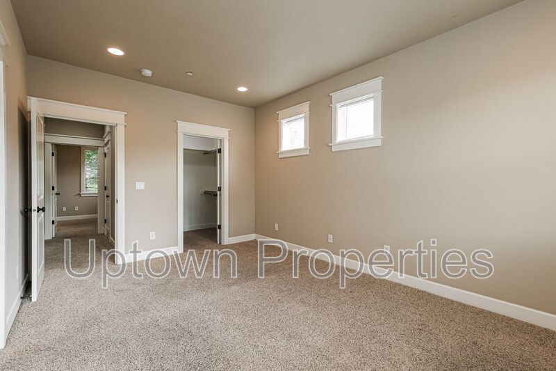 End unit 3BD 2.5BA + Loft +  Tri Level Townhouse w/Garage + AC + Balcony + Washer/Dryer property image