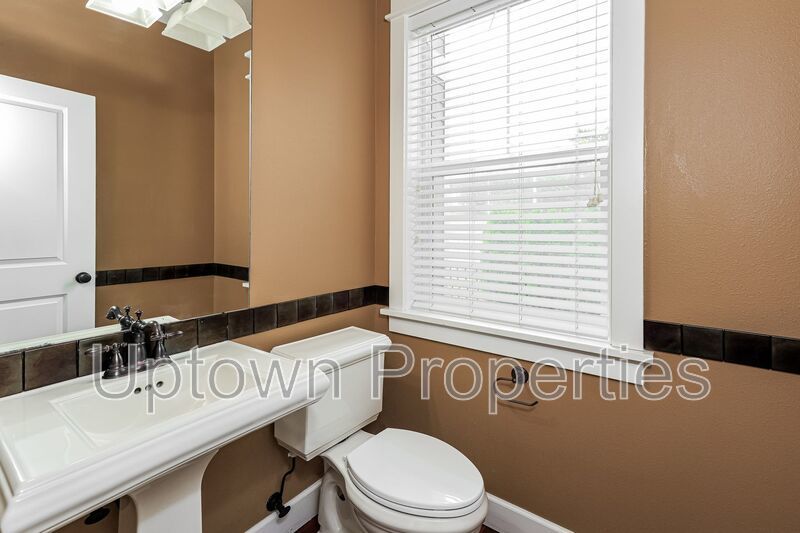 End unit 3BD 2.5BA + Loft +  Tri Level Townhouse w/Garage + AC + Balcony + Washer/Dryer property image