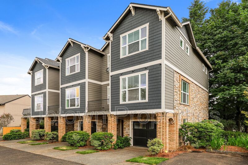 End unit 3BD 2.5BA + Loft +  Tri Level Townhouse w/Garage + AC + Balcony + Washer/Dryer property image