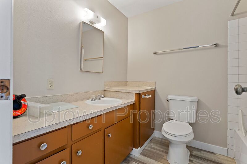 Charming 2BD/1BTH apartment unit near Powell Park! property image