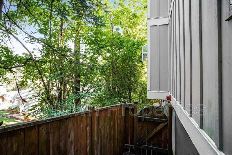 3BD 1.5BA + Townhouse w/2-Car Garage + AC + Fenced Yard + Garage + Fireplace property image