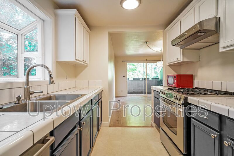 3BD 1.5BA + Townhouse w/2-Car Garage + AC + Fenced Yard + Garage + Fireplace property image