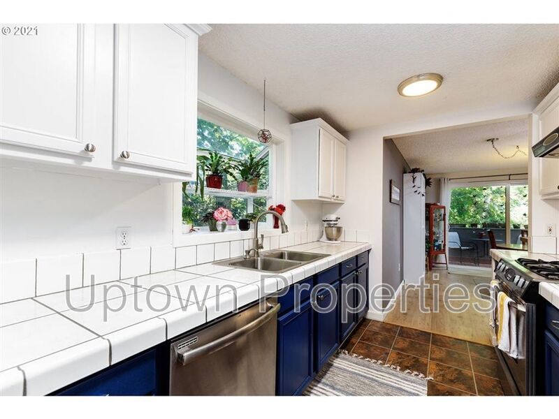 3BD 1.5BA + Townhouse w/2-Car Garage + AC + Fenced Yard + Garage + Fireplace property image