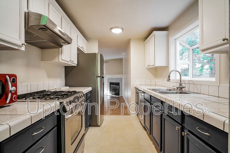 3BD 1.5BA + Townhouse w/2-Car Garage + AC + Fenced Yard + Garage + Fireplace property image