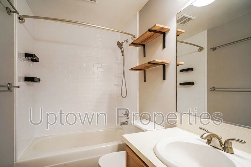 3BD 1.5BA + Townhouse w/2-Car Garage + AC + Fenced Yard + Garage + Fireplace property image