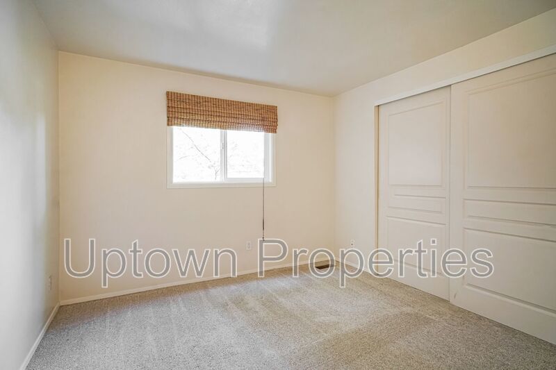3BD 1.5BA + Townhouse w/2-Car Garage + AC + Fenced Yard + Garage + Fireplace property image