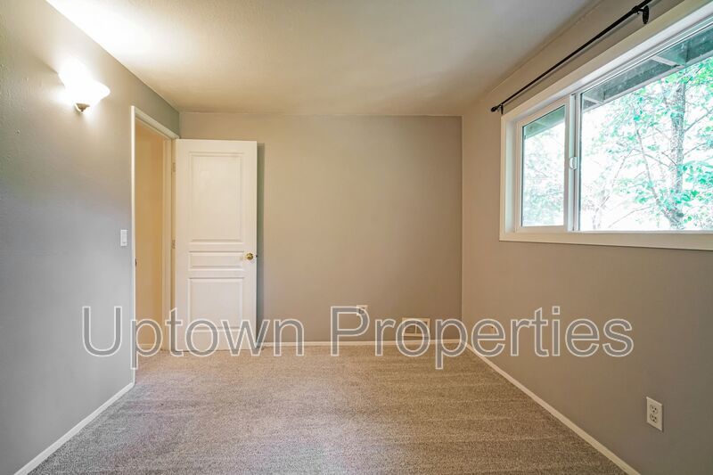 3BD 1.5BA + Townhouse w/2-Car Garage + AC + Fenced Yard + Garage + Fireplace property image