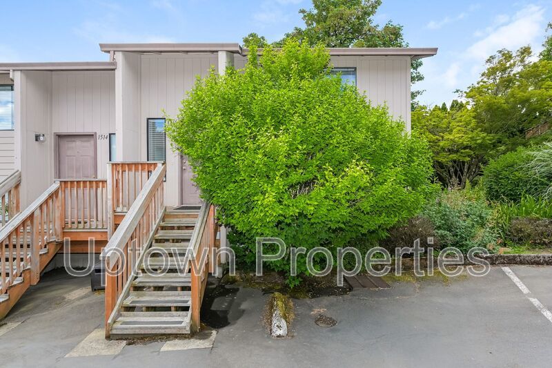 Hillsdale/OHSU 2-bed 1.5-bath Townhome style duplex + W/D + Parking included! property image