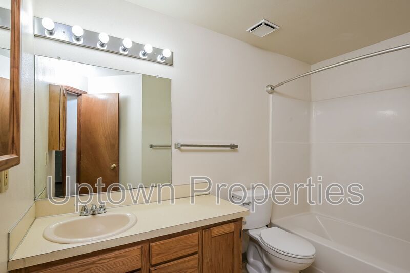 Hillsdale/OHSU 2-bed 1.5-bath Townhome style duplex + W/D + Parking included! property image