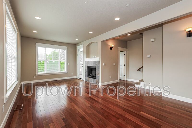 3BD 2.5BA + Loft +  Tri Level Townhouse w/Garage + AC + Balcony + Washer/Dryer property image