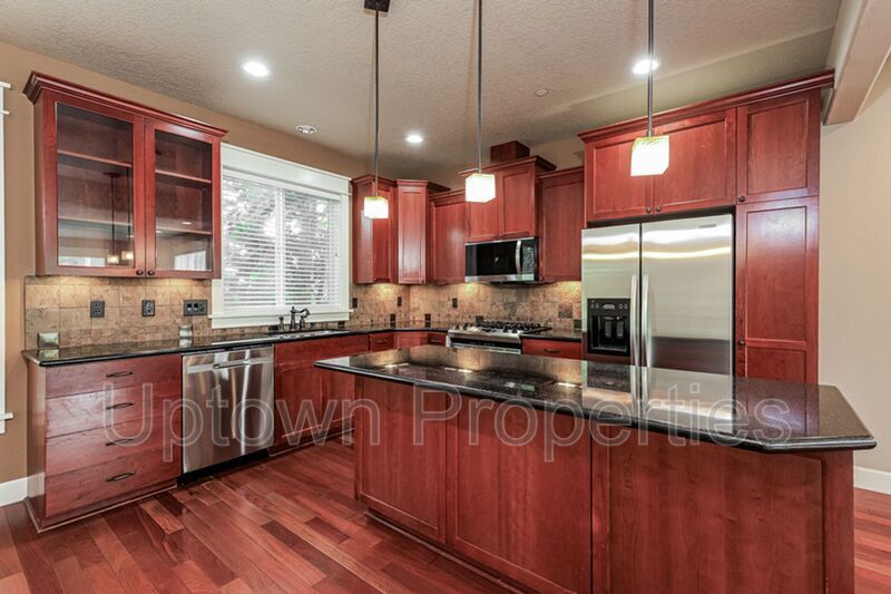3BD 2.5BA + Loft +  Tri Level Townhouse w/Garage + AC + Balcony + Washer/Dryer property image