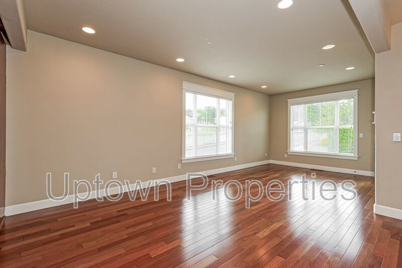 3BD 2.5BA + Loft +  Tri Level Townhouse w/Garage + AC + Balcony + Washer/Dryer property image