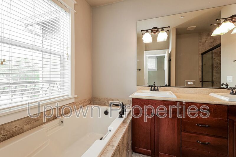 3BD 2.5BA + Loft +  Tri Level Townhouse w/Garage + AC + Balcony + Washer/Dryer property image