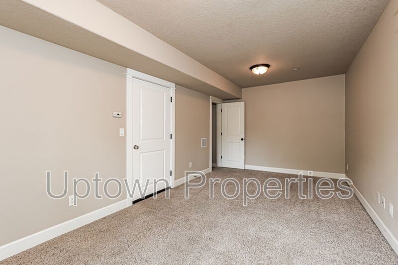 3BD 2.5BA + Loft +  Tri Level Townhouse w/Garage + AC + Balcony + Washer/Dryer property image