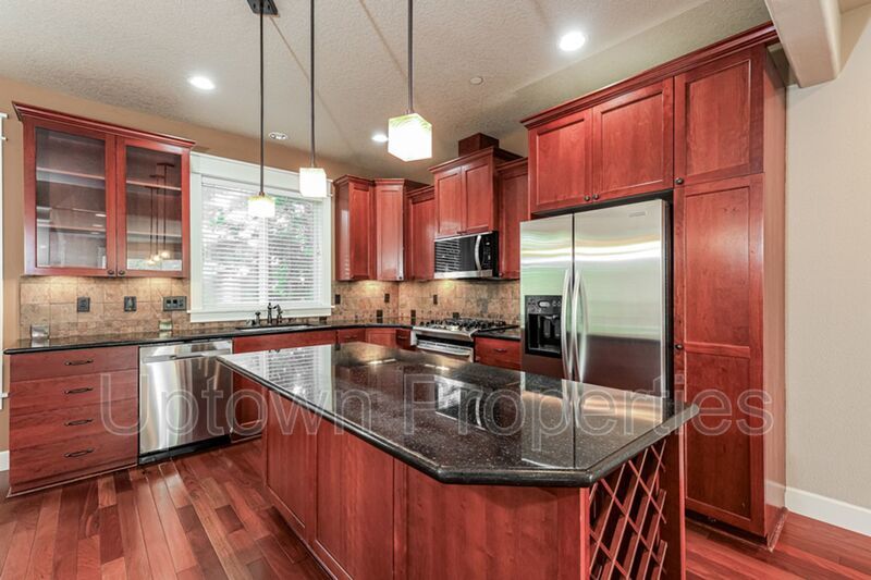 3BD 2.5BA + Loft +  Tri Level Townhouse w/Garage + AC + Balcony + Washer/Dryer property image