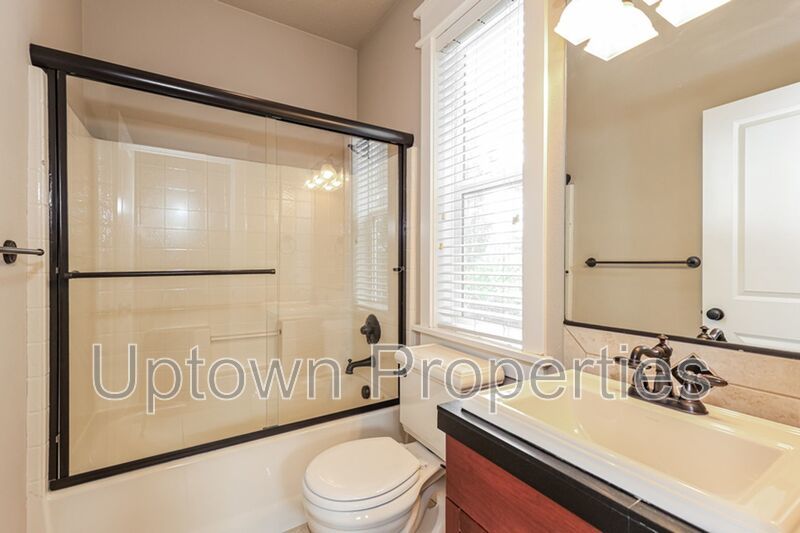 3BD 2.5BA + Loft +  Tri Level Townhouse w/Garage + AC + Balcony + Washer/Dryer property image