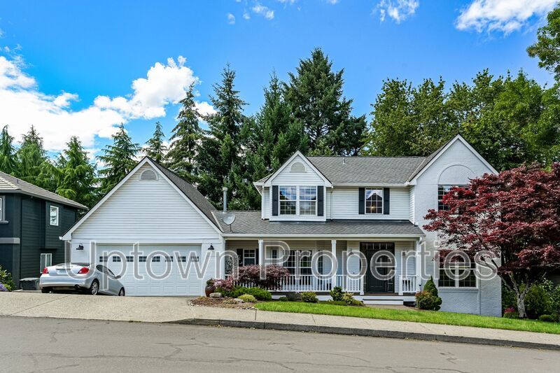 3 Bed 2.5 Bth Upper Floor Unit + A/C + Fireplace + Large Deck property image