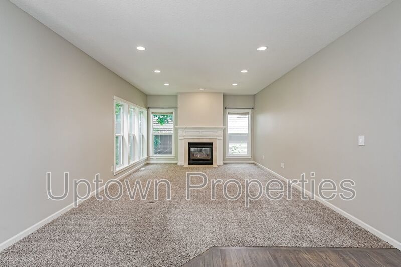 3 Bed 2.5 Bth Upper Floor Unit + A/C + Fireplace + Large Deck property image