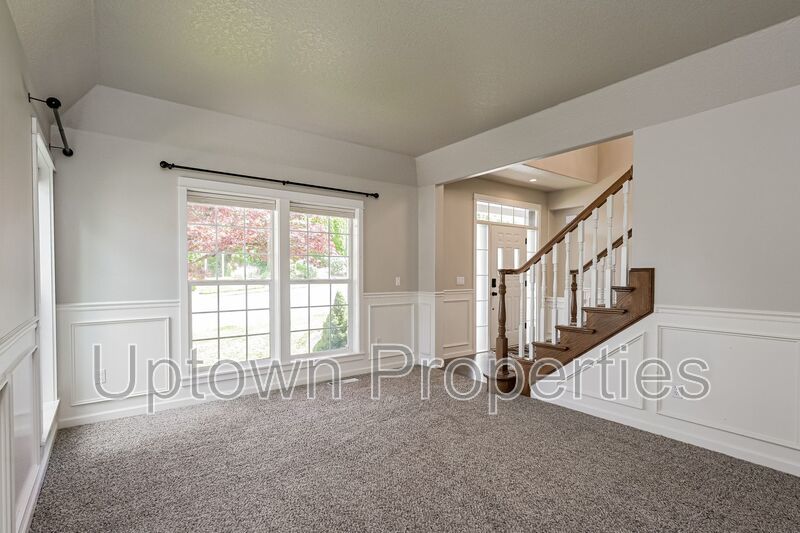 3 Bed 2.5 Bth Upper Floor Unit + A/C + Fireplace + Large Deck property image