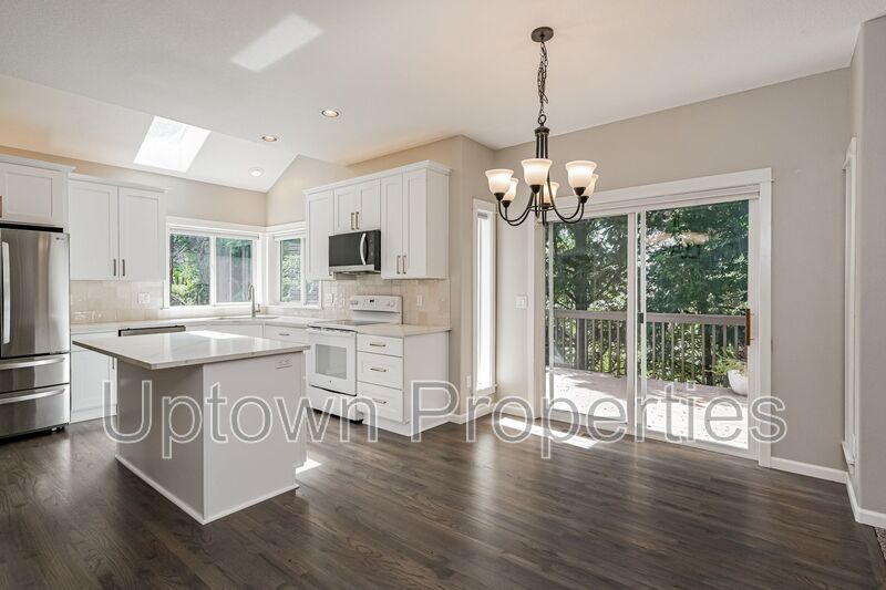 3 Bed 2.5 Bth Upper Floor Unit + A/C + Fireplace + Large Deck property image