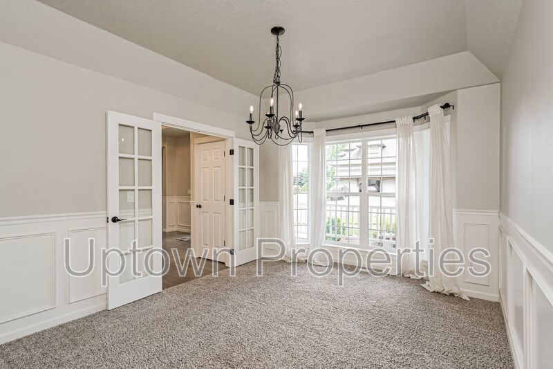 3 Bed 2.5 Bth Upper Floor Unit + A/C + Fireplace + Large Deck property image