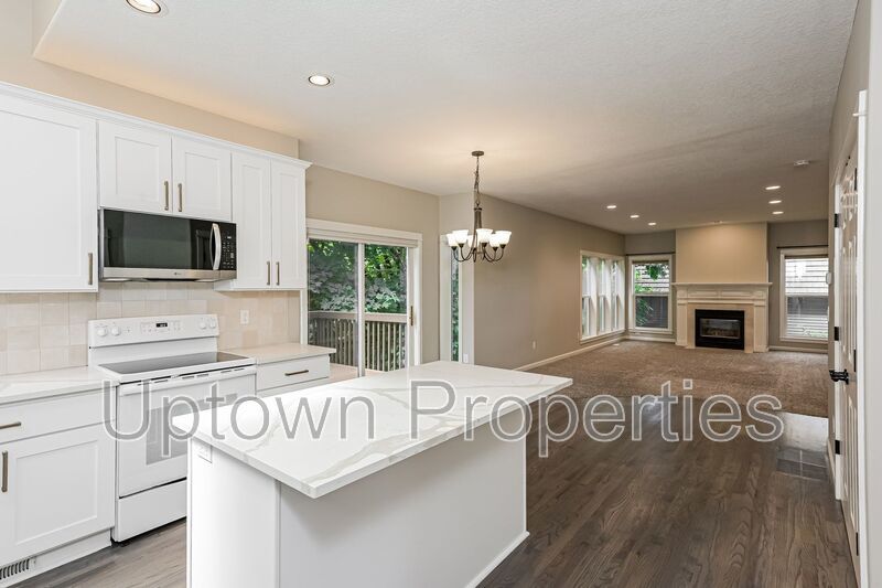 3 Bed 2.5 Bth Upper Floor Unit + A/C + Fireplace + Large Deck property image
