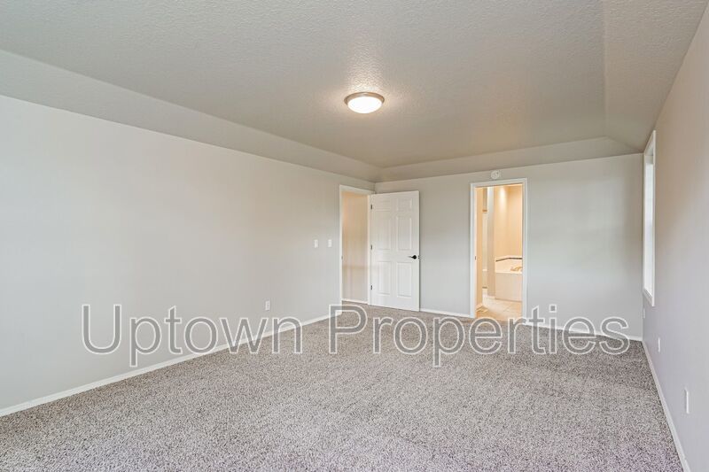 3 Bed 2.5 Bth Upper Floor Unit + A/C + Fireplace + Large Deck property image